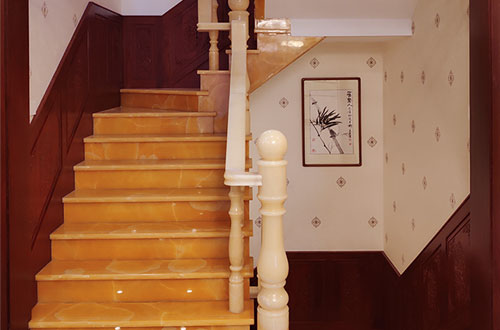 茂南中式别墅室内汉白玉石楼梯的定制安装装饰效果